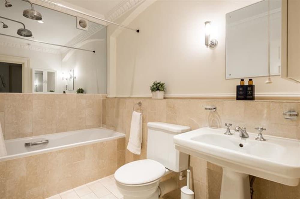 Cleveland Square Mansions Apartment, 3 Bedrooms 10