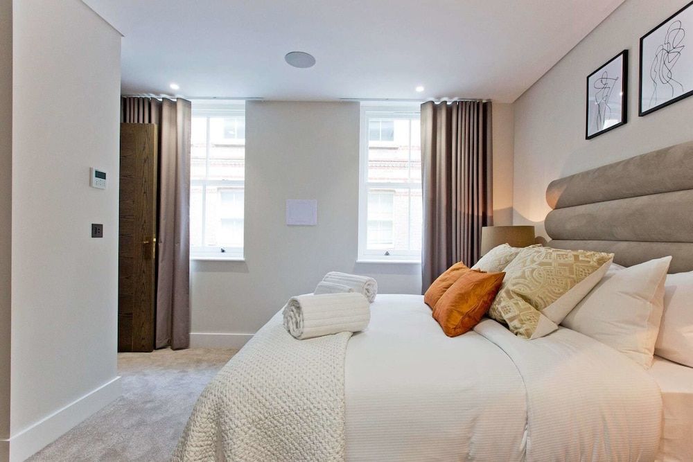 undefined Luxury 2 bed with lift ac and concierge 10