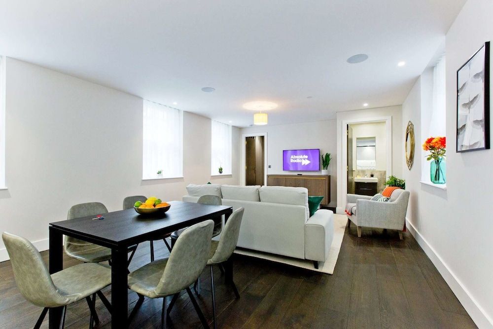 undefined Luxury 2 bed with lift ac and concierge 5