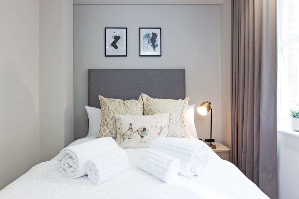 undefined Luxury 2 bed with lift ac and concierge 9