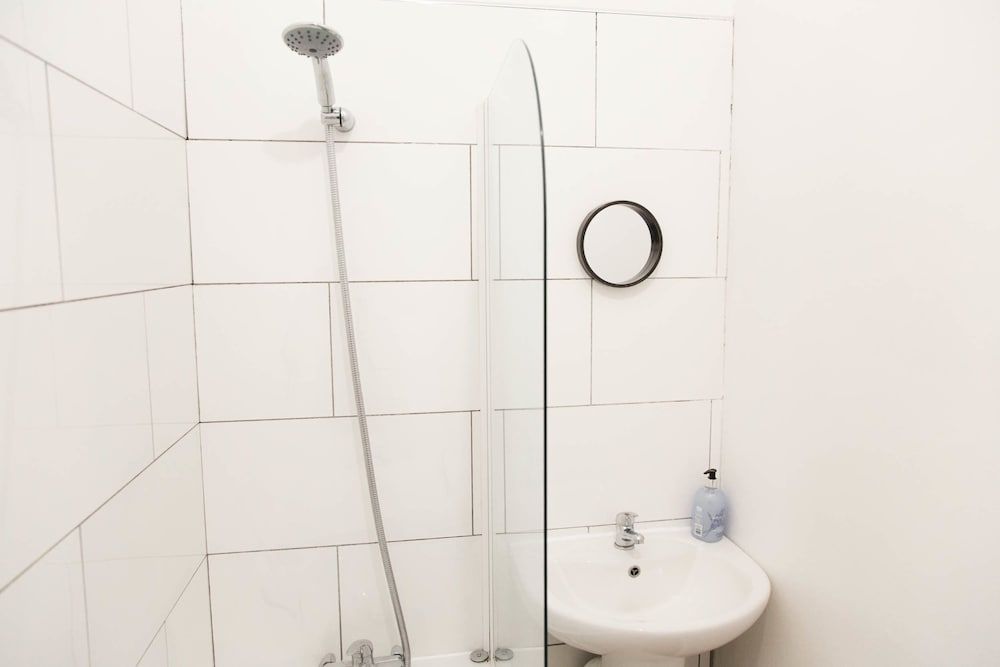 Spacious Two Bed in Hackney Apartment, 2 Double Beds 26