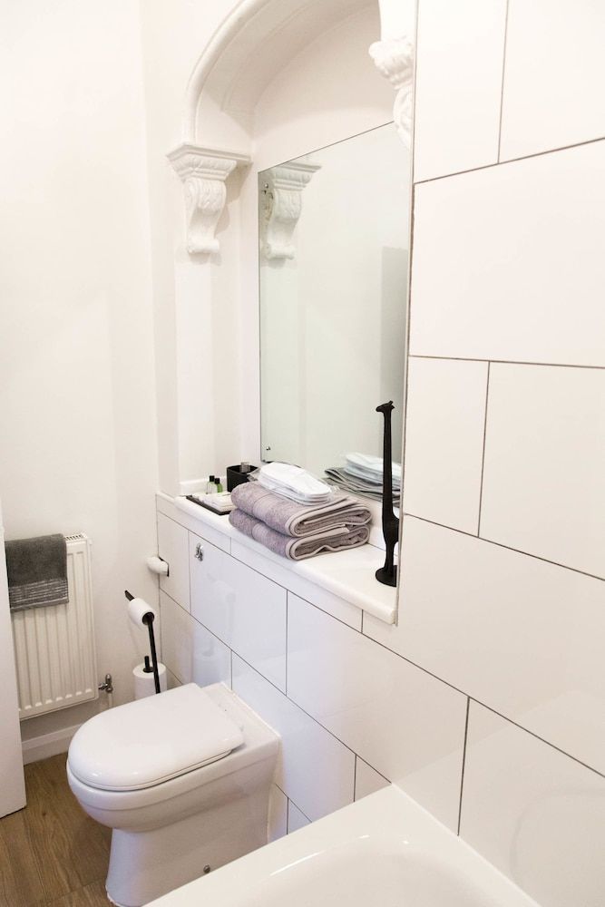 Spacious Two Bed in Hackney Apartment, 2 Double Beds 25