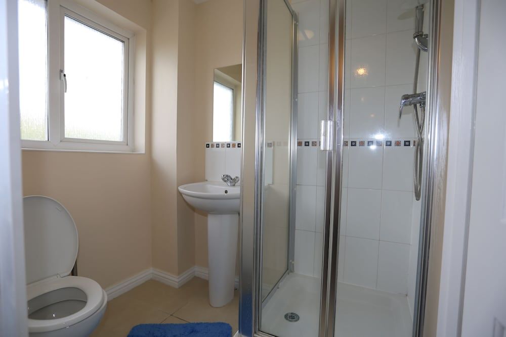 Beautiful 4 beds Hillview House House, 4 Bedrooms 11