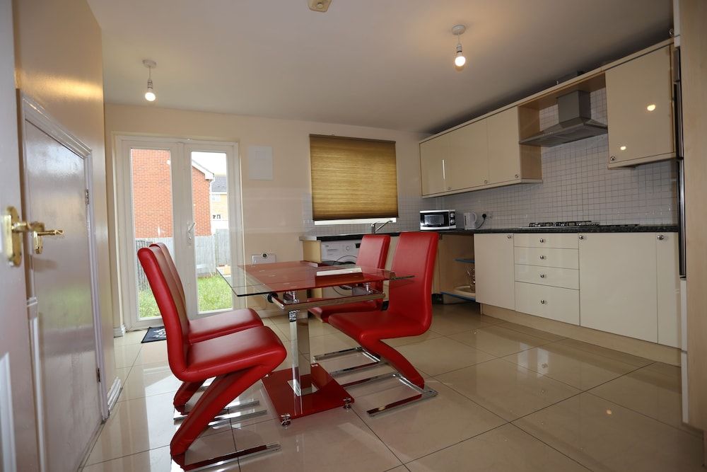 undefined Beautiful 4 beds Hillview House 2