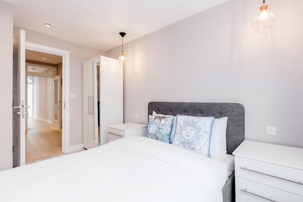 undefined Stylish 2bed 2bath in Notting Hill 5