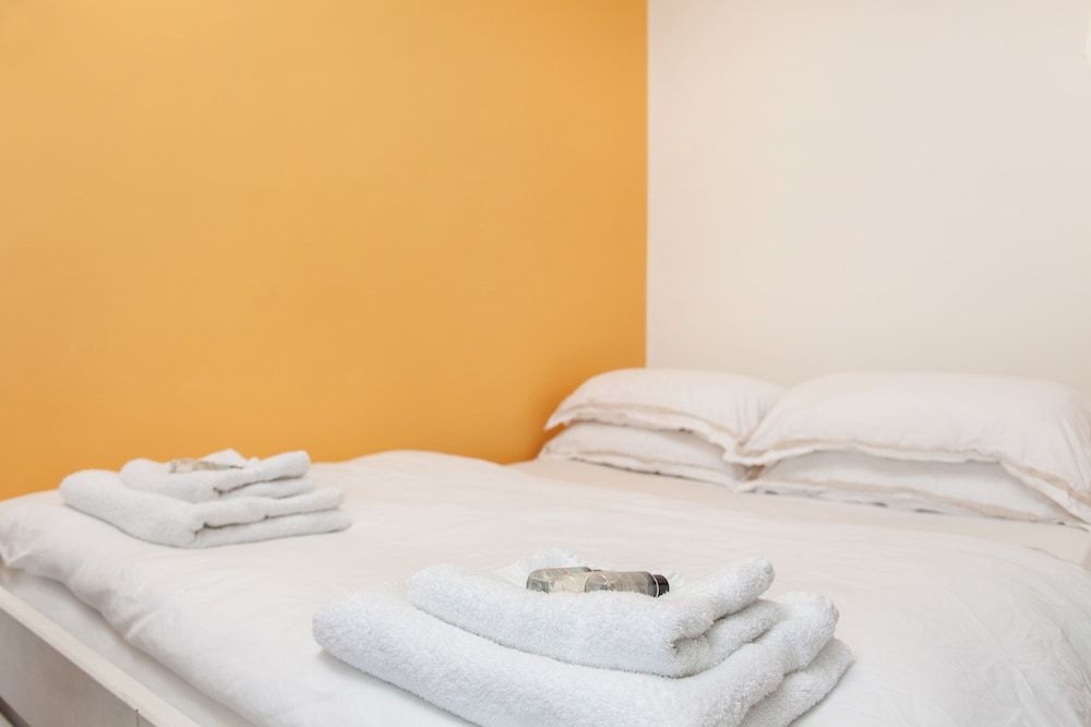 undefined Cosy High Floor Studio Greek Street Soho 3