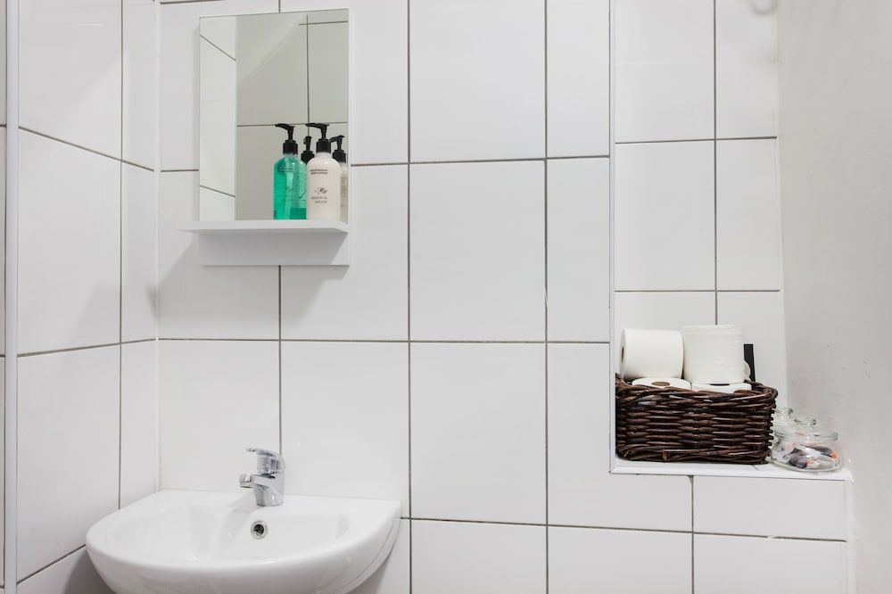 undefined Cosy High Floor Studio Greek Street Soho 9