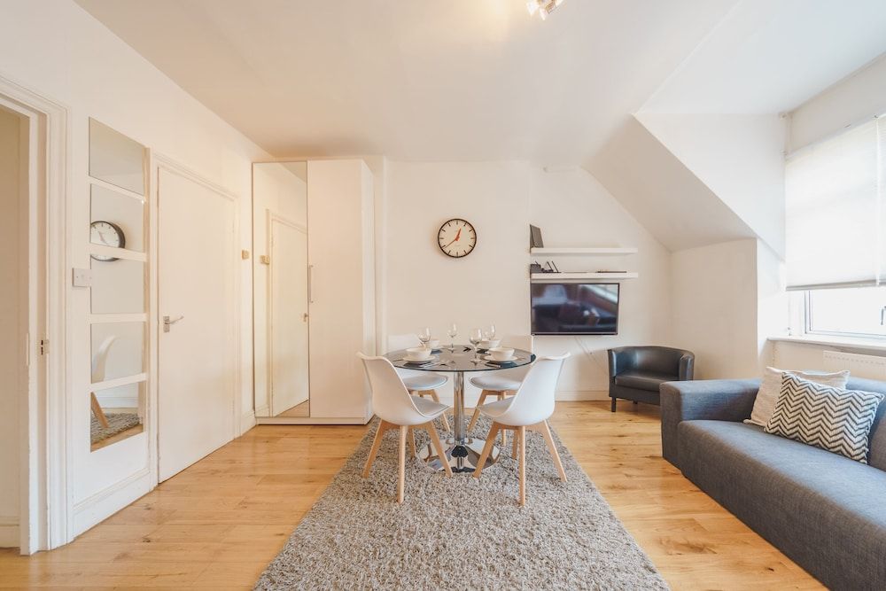 undefined Cosy High Floor Studio Greek Street Soho 6