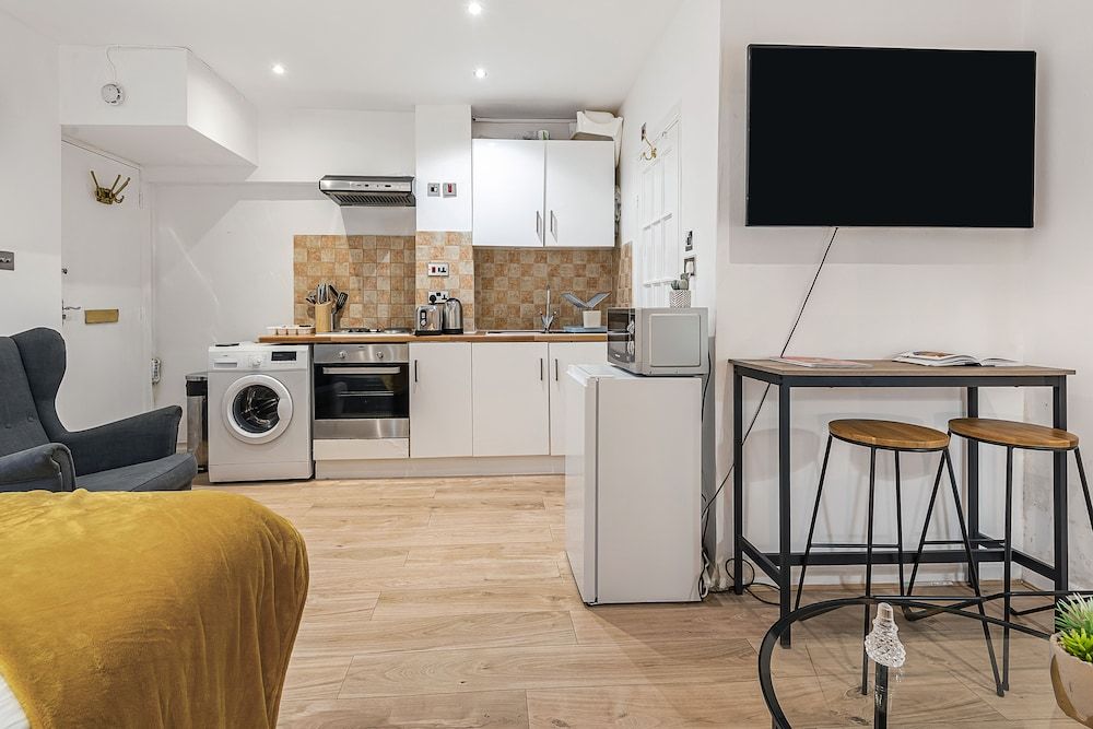 undefined Beautiful Hyde Park Studio Flat 10