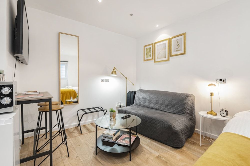 undefined Beautiful Hyde Park Studio Flat