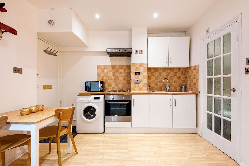 undefined Beautiful Hyde Park Studio Flat 8