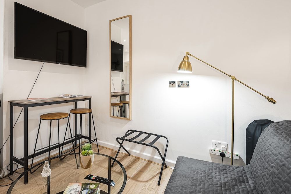 Beautiful Hyde Park Studio Flat Apartment, 1 Queen Bed 9