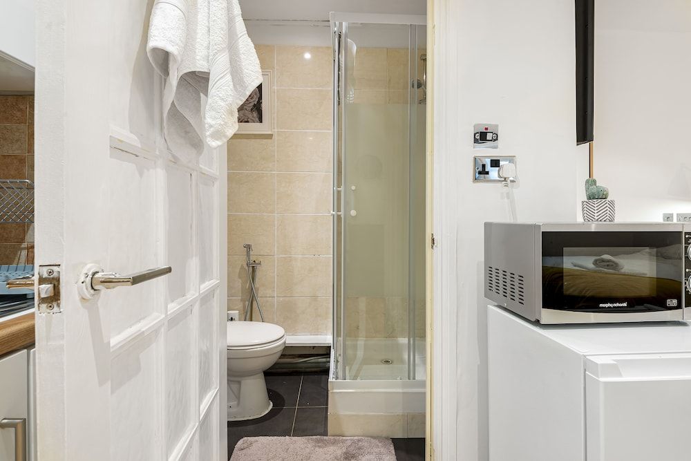 Beautiful Hyde Park Studio Flat Apartment, 1 Queen Bed 12