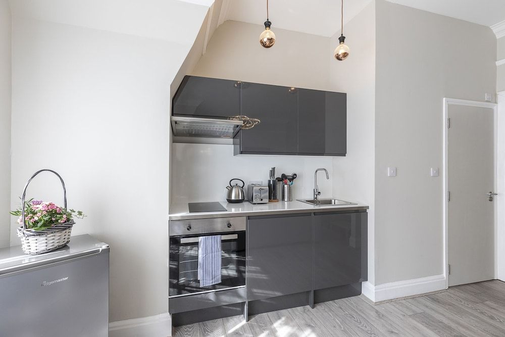 undefined Luxurious Air Conditioned Apt High Street Kensington 3