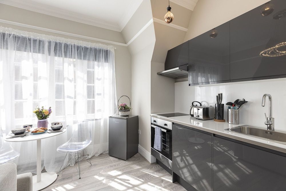 undefined Luxurious Air Conditioned Apt High Street Kensington 4