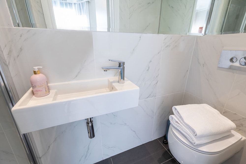 Luxurious Air Conditioned Apt High Street Kensington Luxury Studio, Ensuite 15