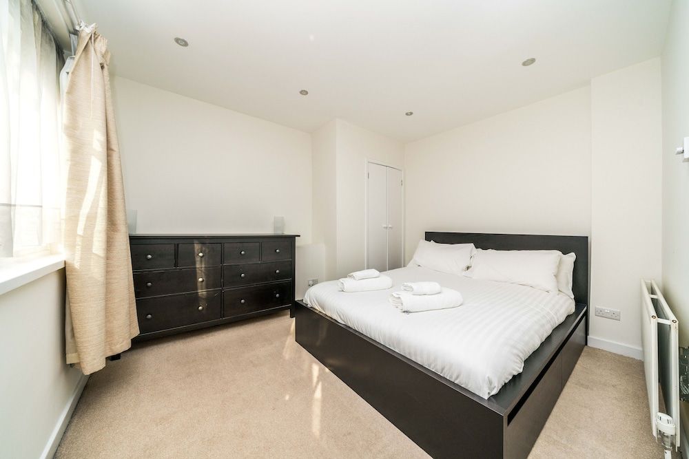 undefined 2 Bedroom Flat in Heart of Battersea near Station 9