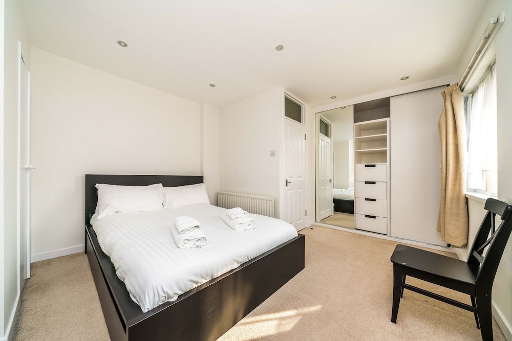 undefined 2 Bedroom Flat in Heart of Battersea near Station 8