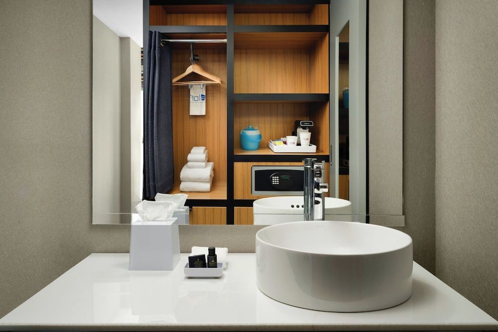 Aloft Chicago Downtown River North Traditional Room, 1 King Bed (Mobility/Hearing Access, Roll-In Shwr) 4