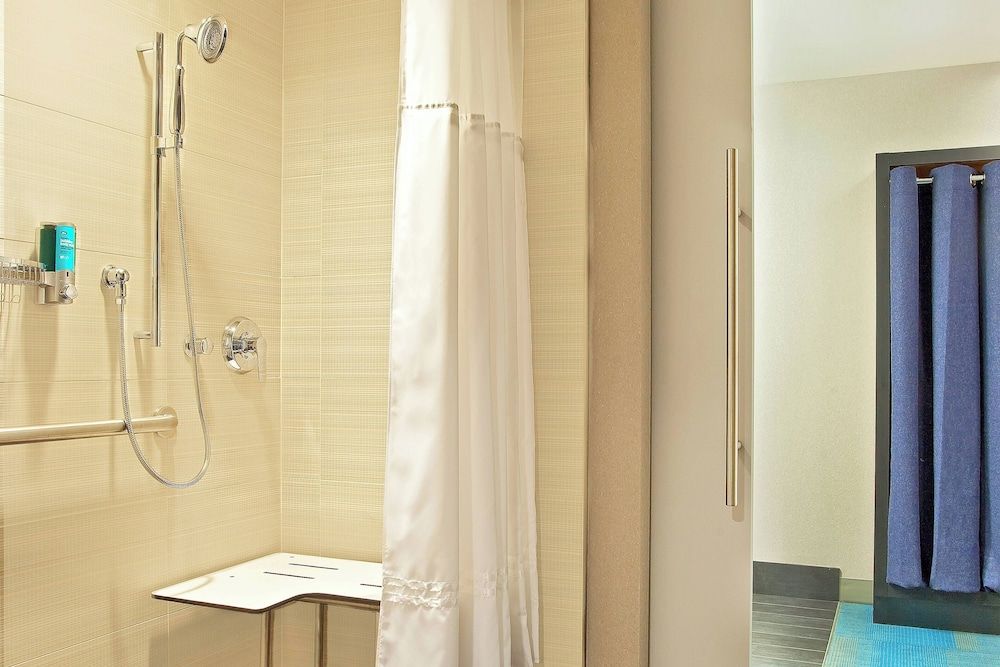 Aloft Chicago Downtown River North Traditional Room, 1 King Bed (Mobility/Hearing Access, Roll-In Shwr) 6