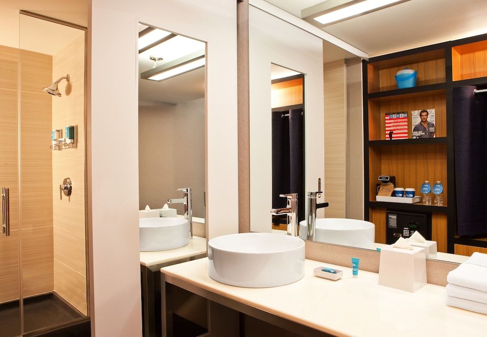 Aloft Chicago Downtown River North Traditional Room, 1 King Bed (Mobility/Hearing Access, Roll-In Shwr) 5