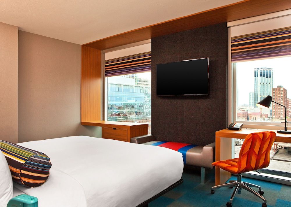 Aloft Chicago Downtown River North Traditional Room, 1 King Bed (Mobility/Hearing Access, Roll-In Shwr) 2