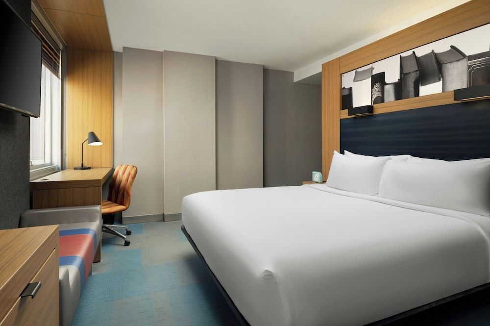 Aloft Chicago Downtown River North Traditional Room, 1 King Bed (Mobility/Hearing Access, Roll-In Shwr)