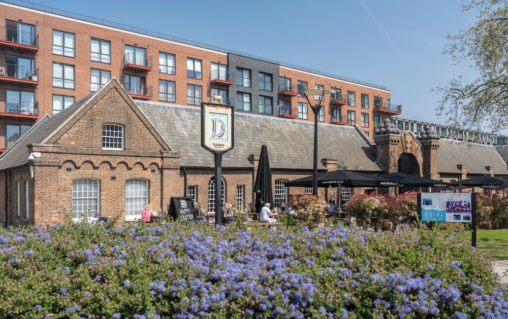 undefined 2 Bed Flat, Dedicated Workspace, Parking, 4KTV 8