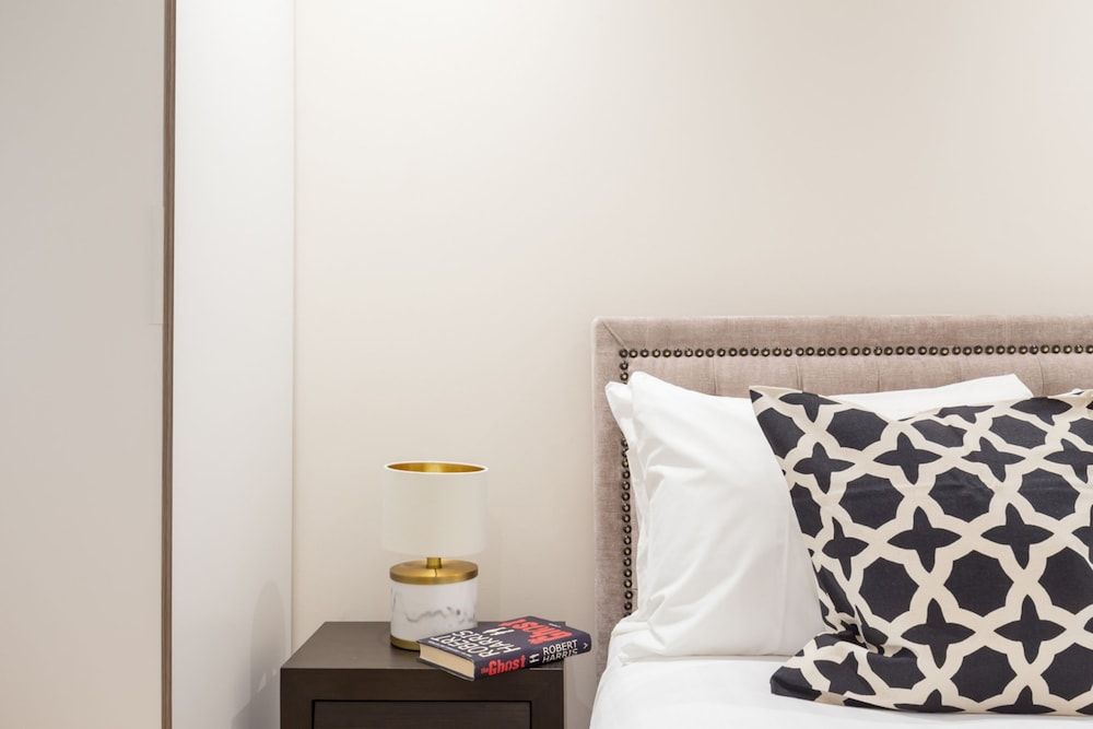 Urban Chic - Exeter Deluxe Four Bedroom Apartment 7