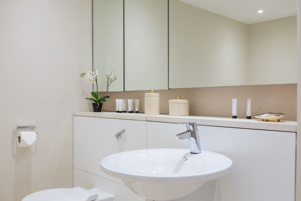 Urban Chic - Exeter Deluxe Four Bedroom Apartment 24