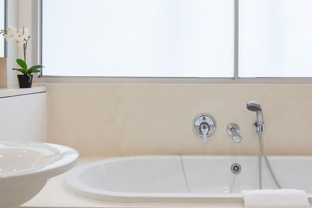 Urban Chic - Exeter Deluxe Two Bedroom Apartment 17