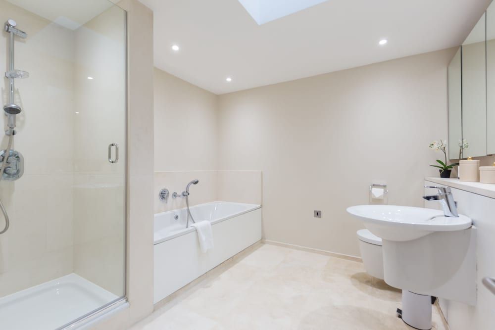 Urban Chic - Exeter Deluxe Four Bedroom Apartment 23