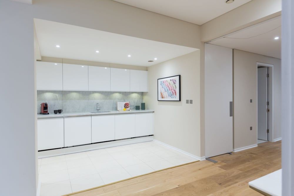 Urban Chic - Exeter Deluxe Four Bedroom Apartment 11