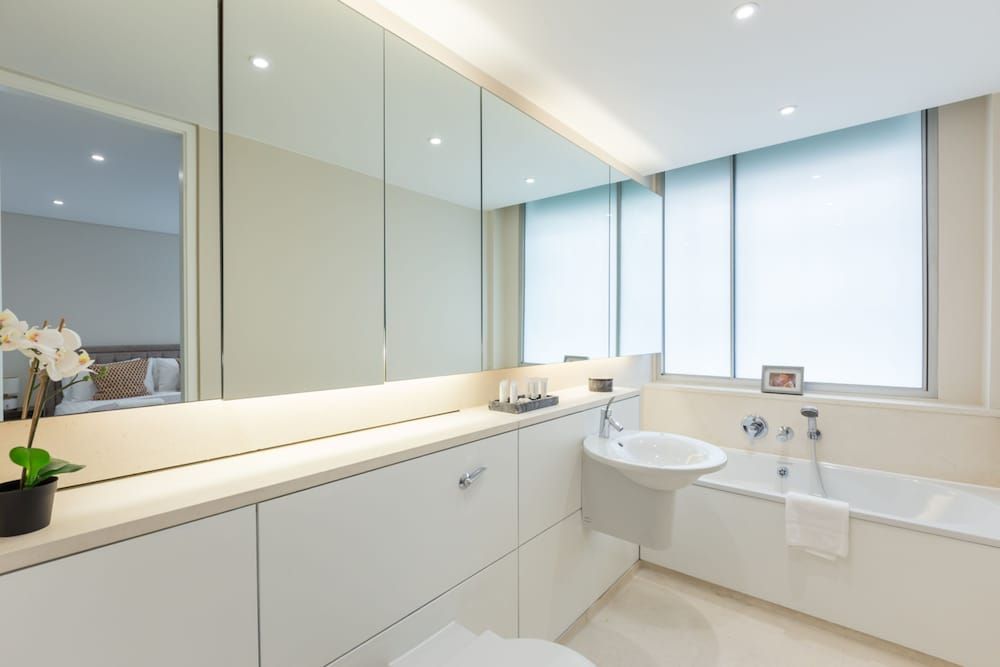 Urban Chic - Exeter Deluxe Four Bedroom Apartment 21