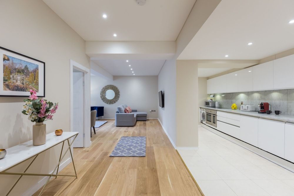 Urban Chic - Exeter Deluxe Four Bedroom Apartment 12