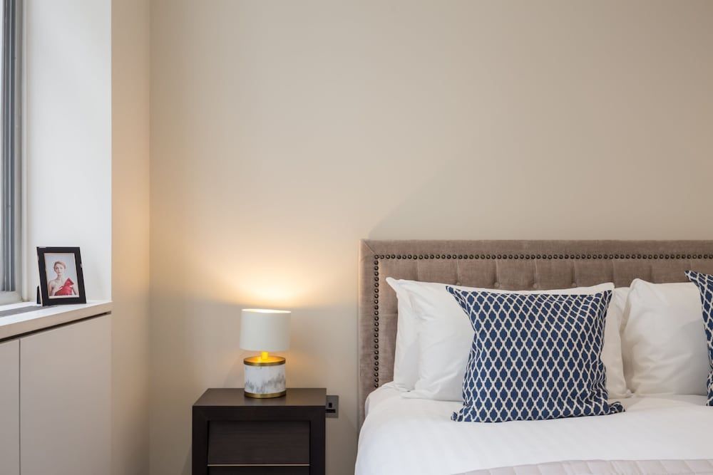 Urban Chic - Exeter Deluxe Four Bedroom Apartment 2