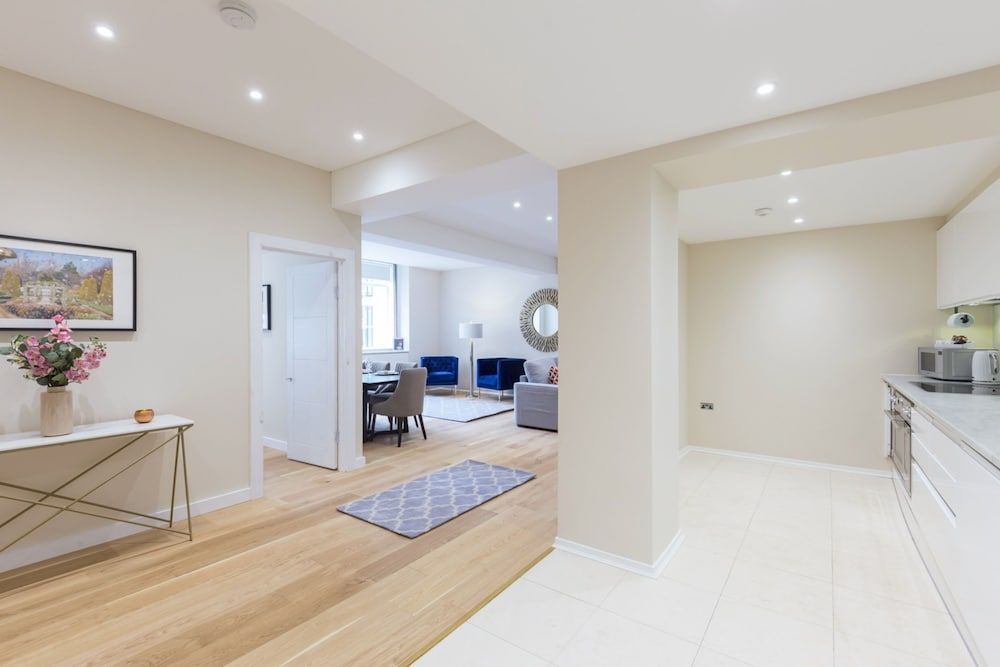 Urban Chic - Exeter Deluxe Four Bedroom Apartment 16