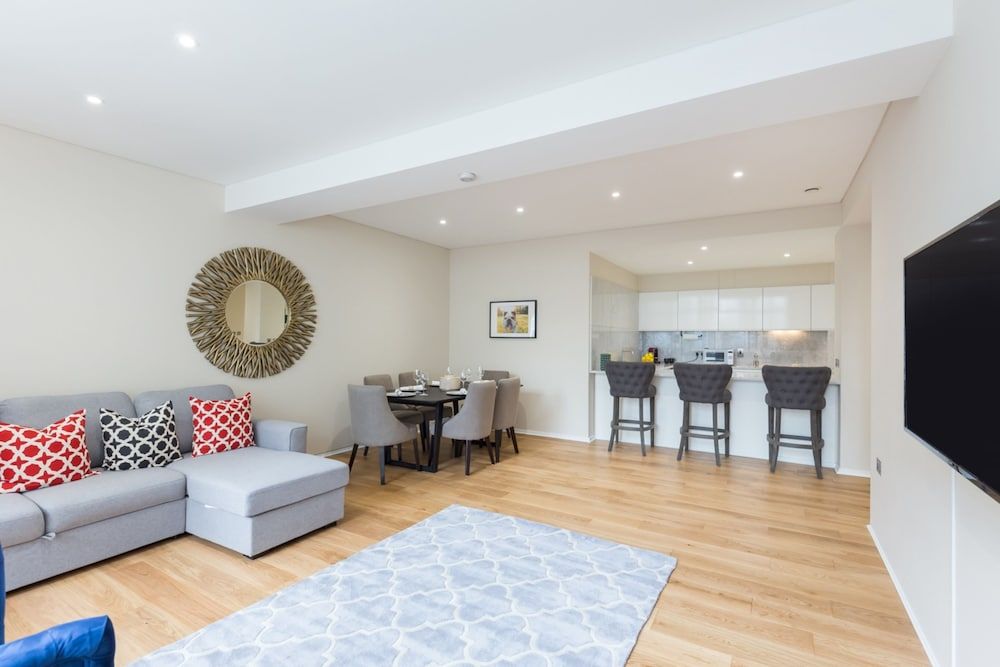 Urban Chic - Exeter Deluxe Two Bedroom Apartment 13