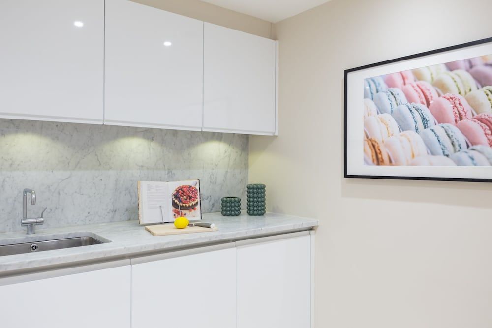 Urban Chic - Exeter Deluxe Four Bedroom Apartment 8