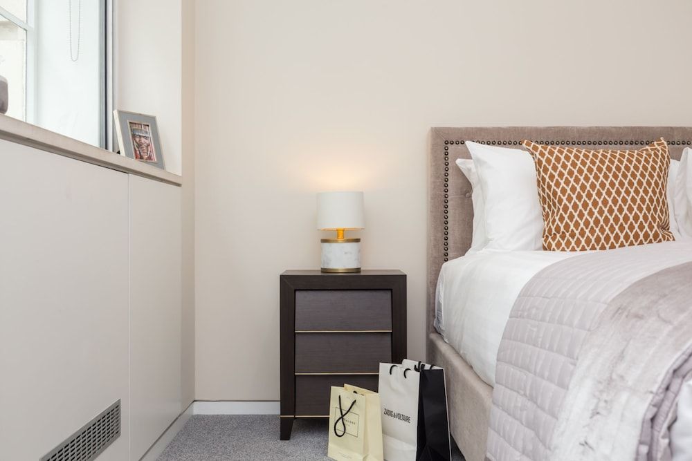 Urban Chic - Exeter Deluxe Four Bedroom Apartment 3