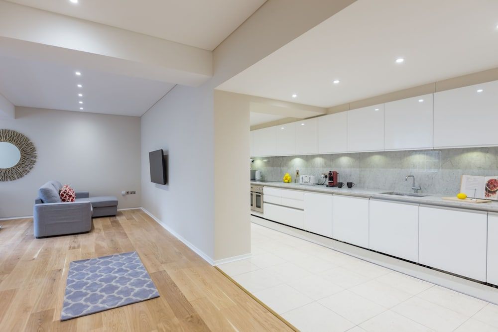 Urban Chic - Exeter Deluxe Four Bedroom Apartment 9