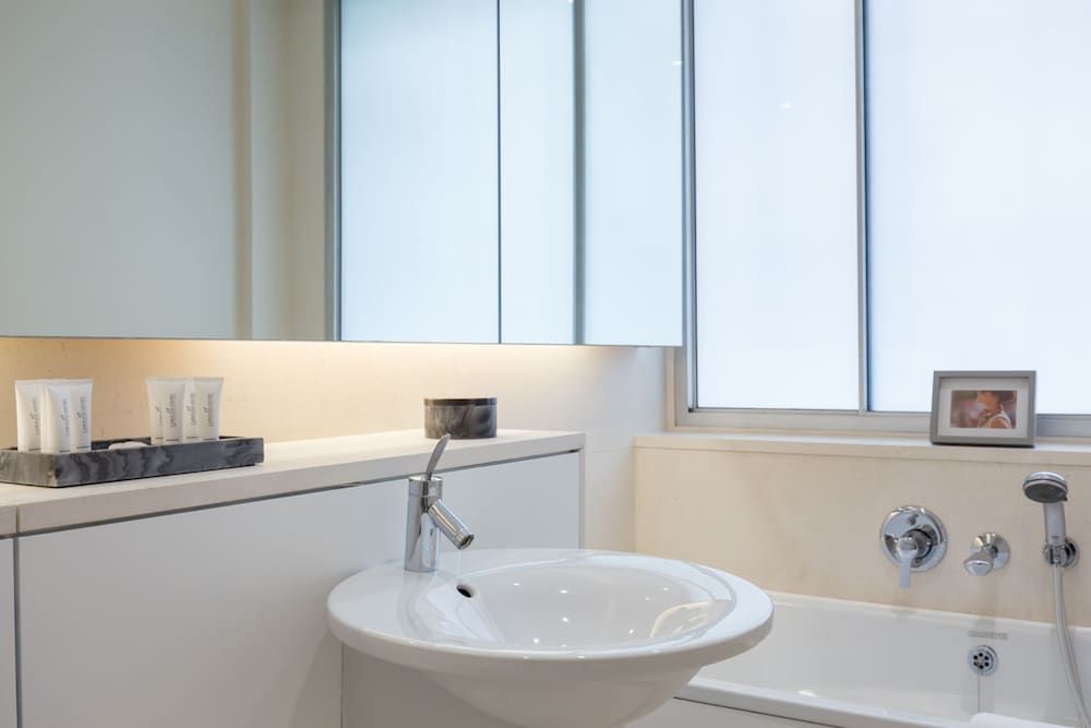 Urban Chic - Exeter Deluxe Four Bedroom Apartment 22