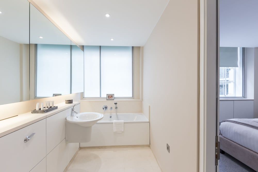 Urban Chic - Exeter Deluxe Four Bedroom Apartment 20