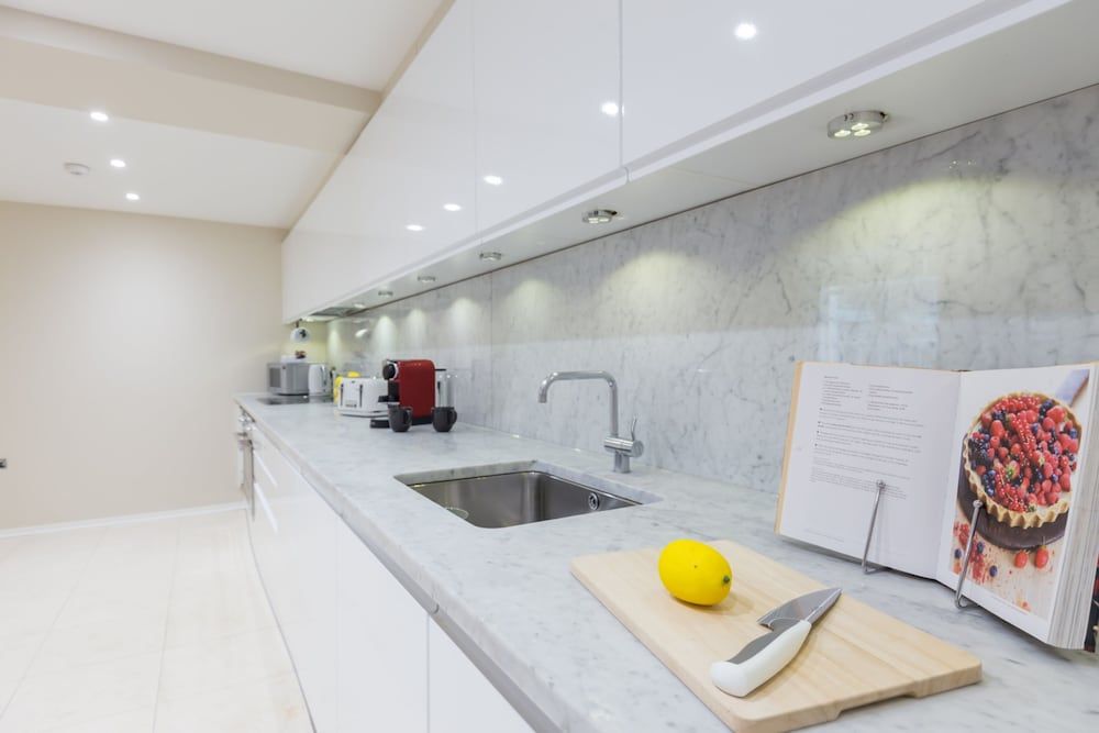 Urban Chic - Exeter Deluxe Four Bedroom Apartment 10