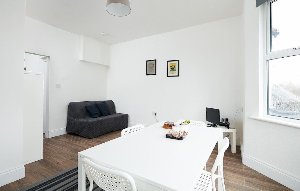 Charmstay Apartments Apartment for 4, double sofa bed 4