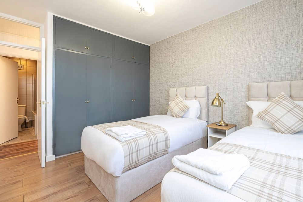 Lovely Apartments in Landward Court Family Apartment, Ensuite 8