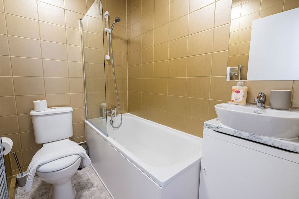Lovely Apartments in Landward Court Family Apartment, Ensuite 12