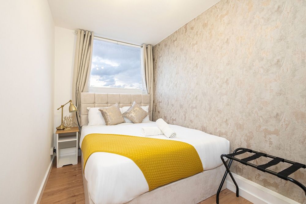 Lovely Apartments in Landward Court Family Apartment, Ensuite 5