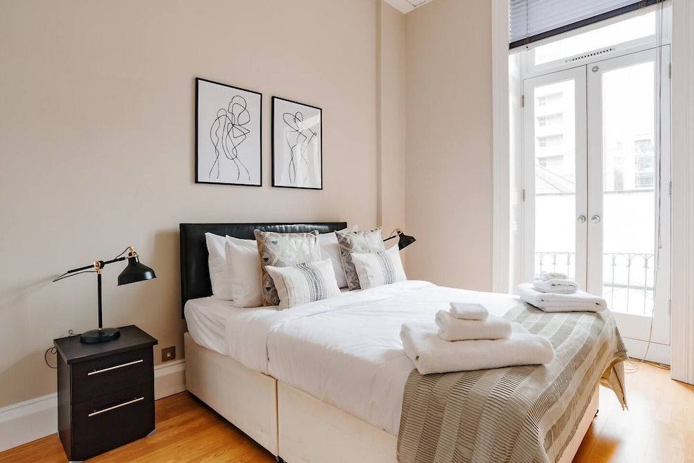 Upper Berkeley Street Flats Elegant & Stylish 1 Large Bedroom Apartment with Balcony