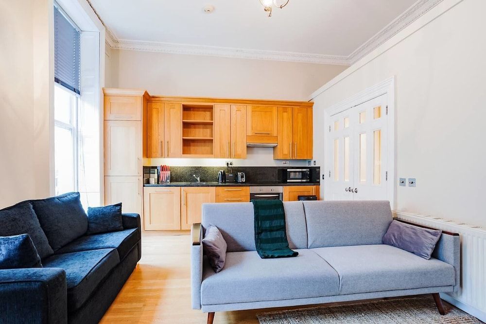 Upper Berkeley Street Flats Elegant & Stylish 1 Large Bedroom Apartment with Balcony 6